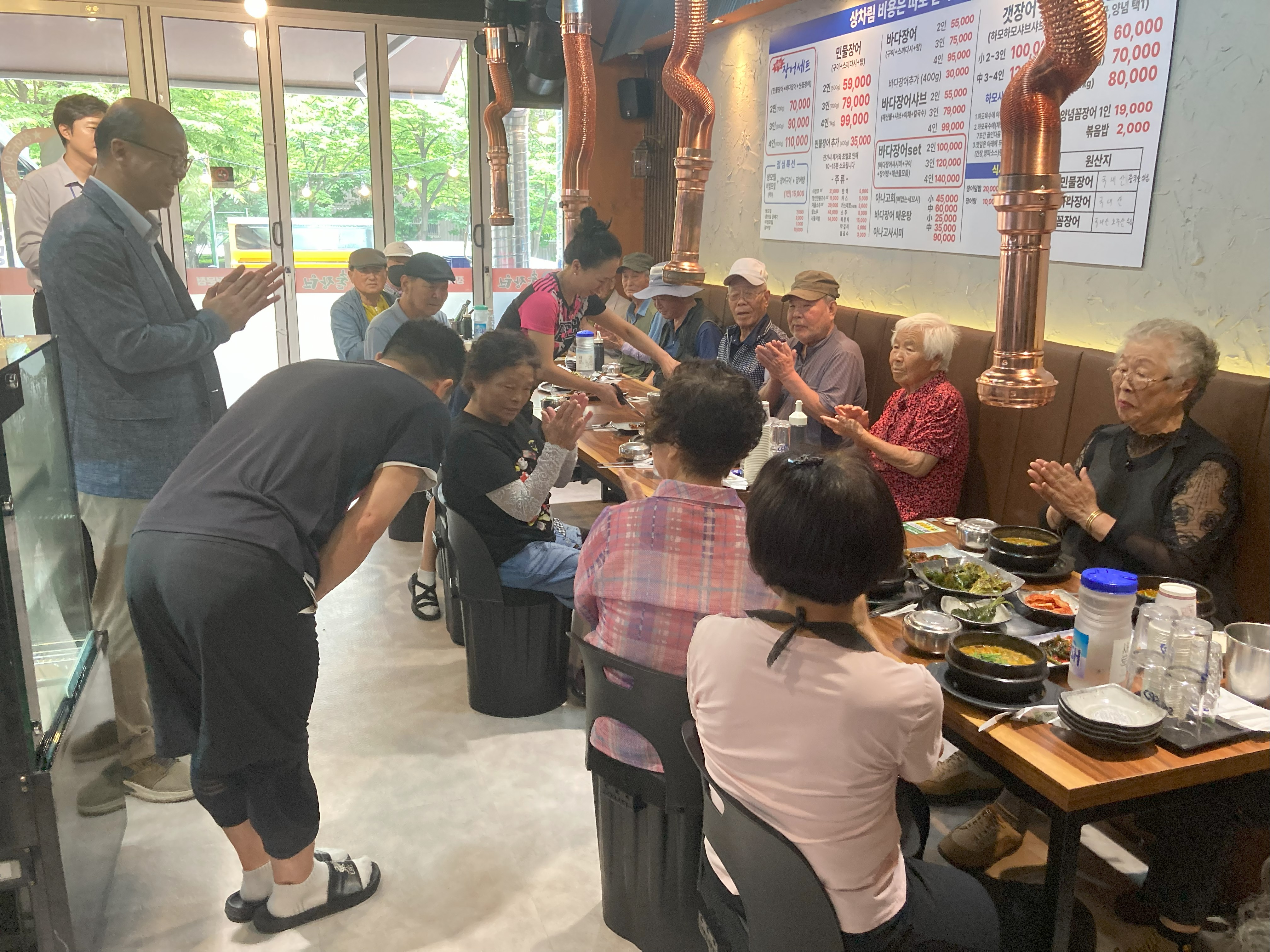 연수구 옥련2동 촌장원은 지난달 24일 지역 어르신들의 건강한 여름나기를 응원하며 보양식 나눔을 옥련2동 행정복지센터에 제안했다